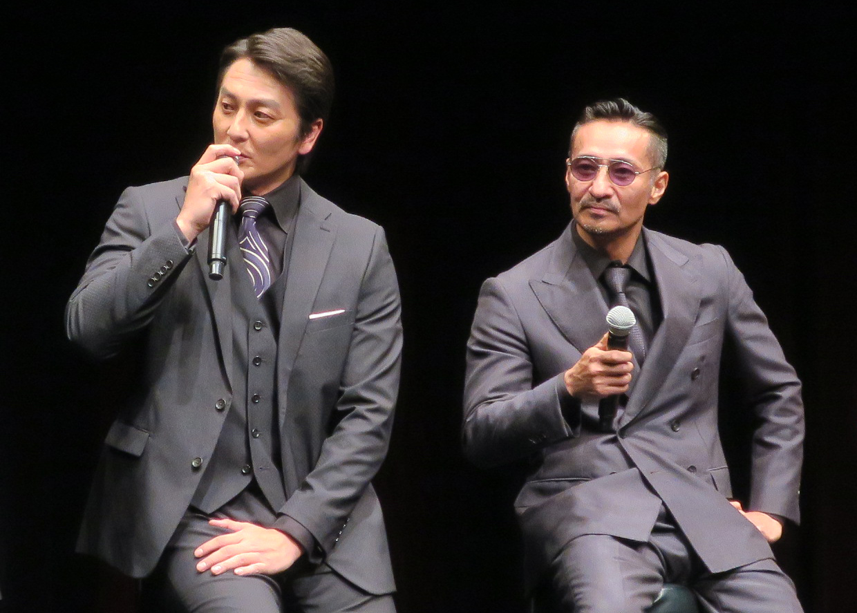 「龍が如くスタジオ新作発表会」で。左から、本宮泰風、山口祥之