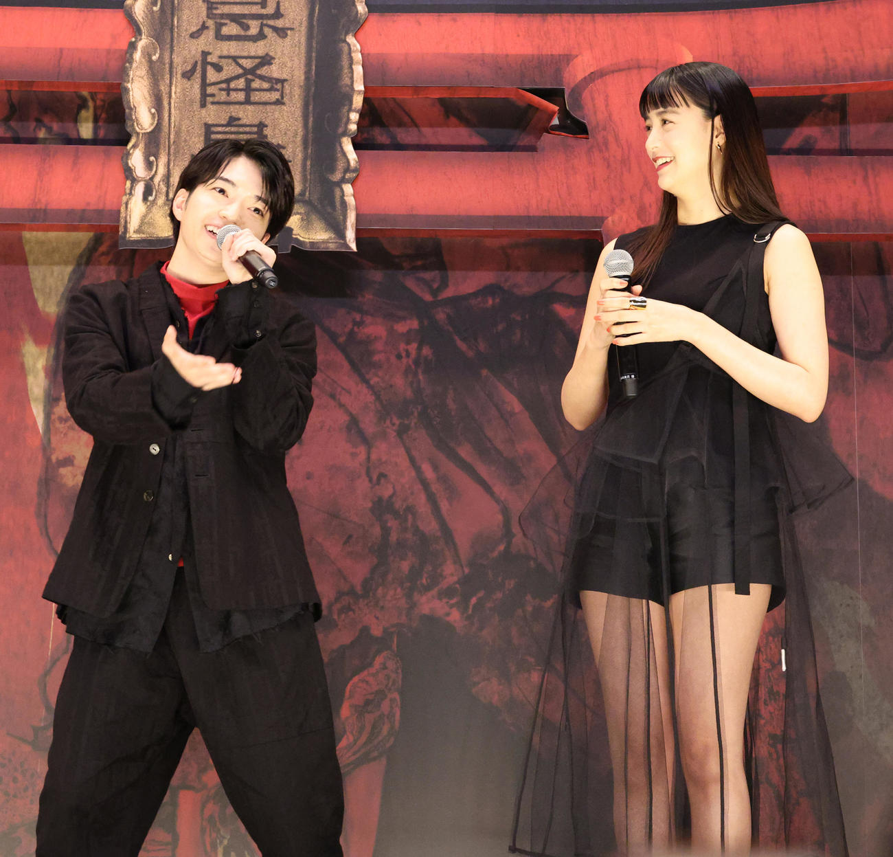 山本美月（右）のリクエストでなにわ男子のデビュー曲「初恋LOVE」を披露する西畑大吾（撮影・中島郁夫）