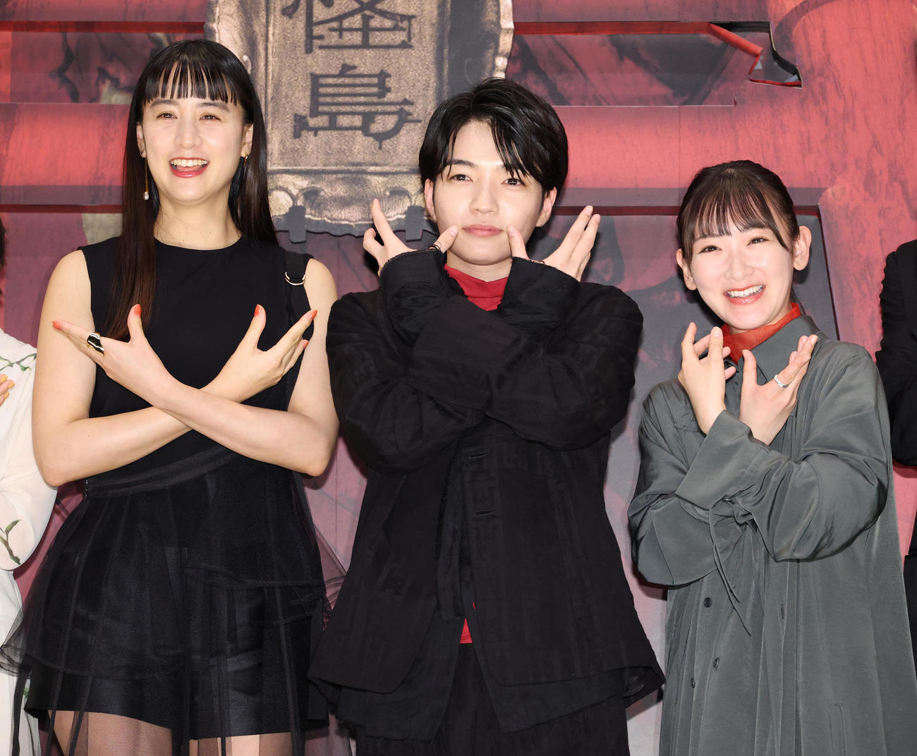 映画「忌怪島」初日舞台あいさつで記念撮影する、左から山本美月、西畑大吾、生駒里奈（撮影・中島郁夫）