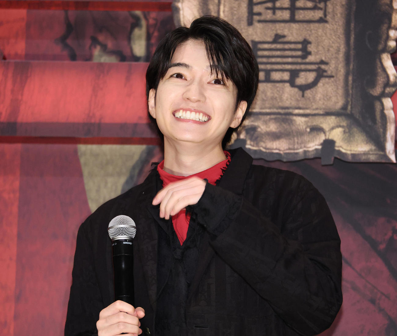映画「忌怪島」初日舞台あいさつで笑顔を見せる西畑大吾（撮影・中島郁夫）