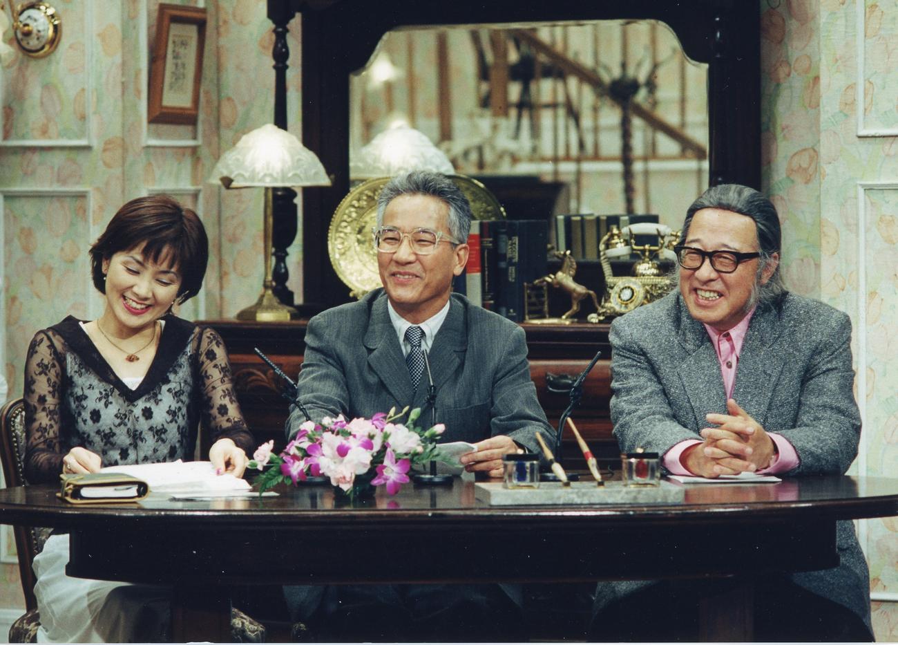初代局長を務めた上岡龍太郎さん（中央）と、顧問のキダ・タロー（右）秘書の岡部まり（C）ABCテレビ