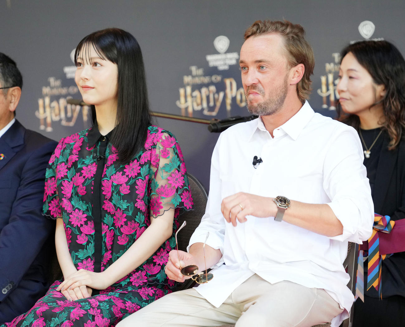 オープニングセレモニーに登壇した浜辺美波（左）とトム・フェルトン（撮影・横山健太）
