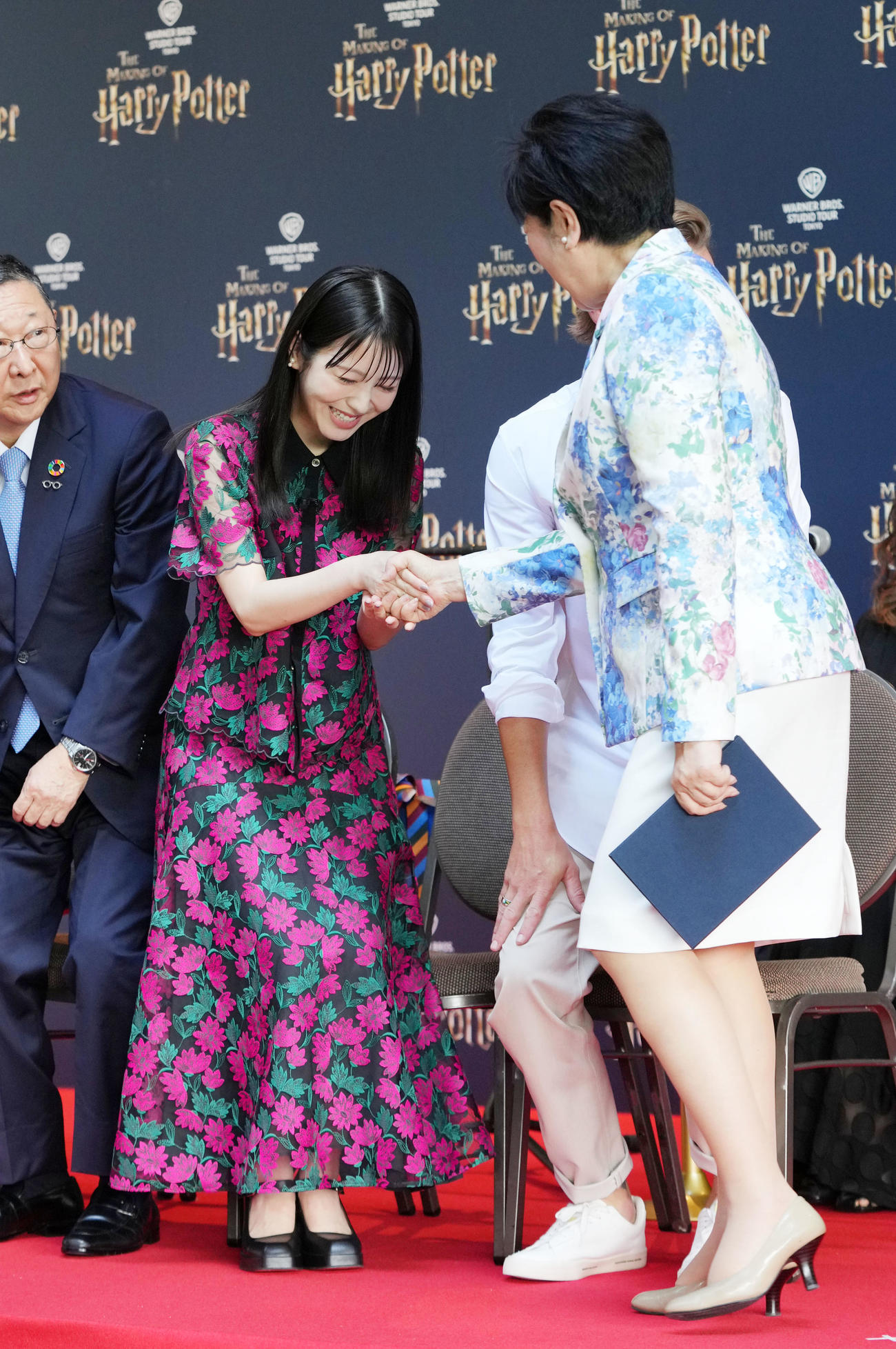 オープニングセレモニーで小池百合子東京都知事（右）と握手を交わす浜辺美波（撮影・横山健太）