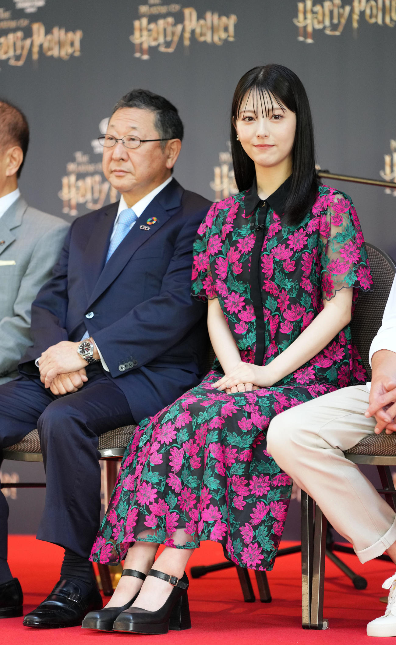 オープニングセレモニーに登壇した浜辺美波（右）（撮影・横山健太）