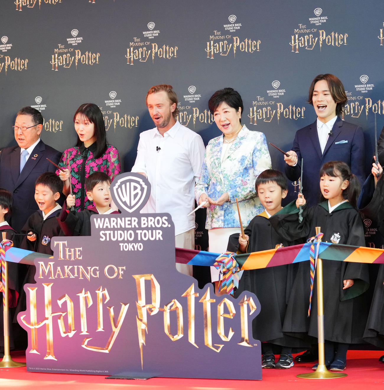 オープニングセレモニーでテープカットをする、後列左2人目から浜辺美波、トム・フェルトン、小池百合子東京都知事、小野賢章（撮影・横山健太）