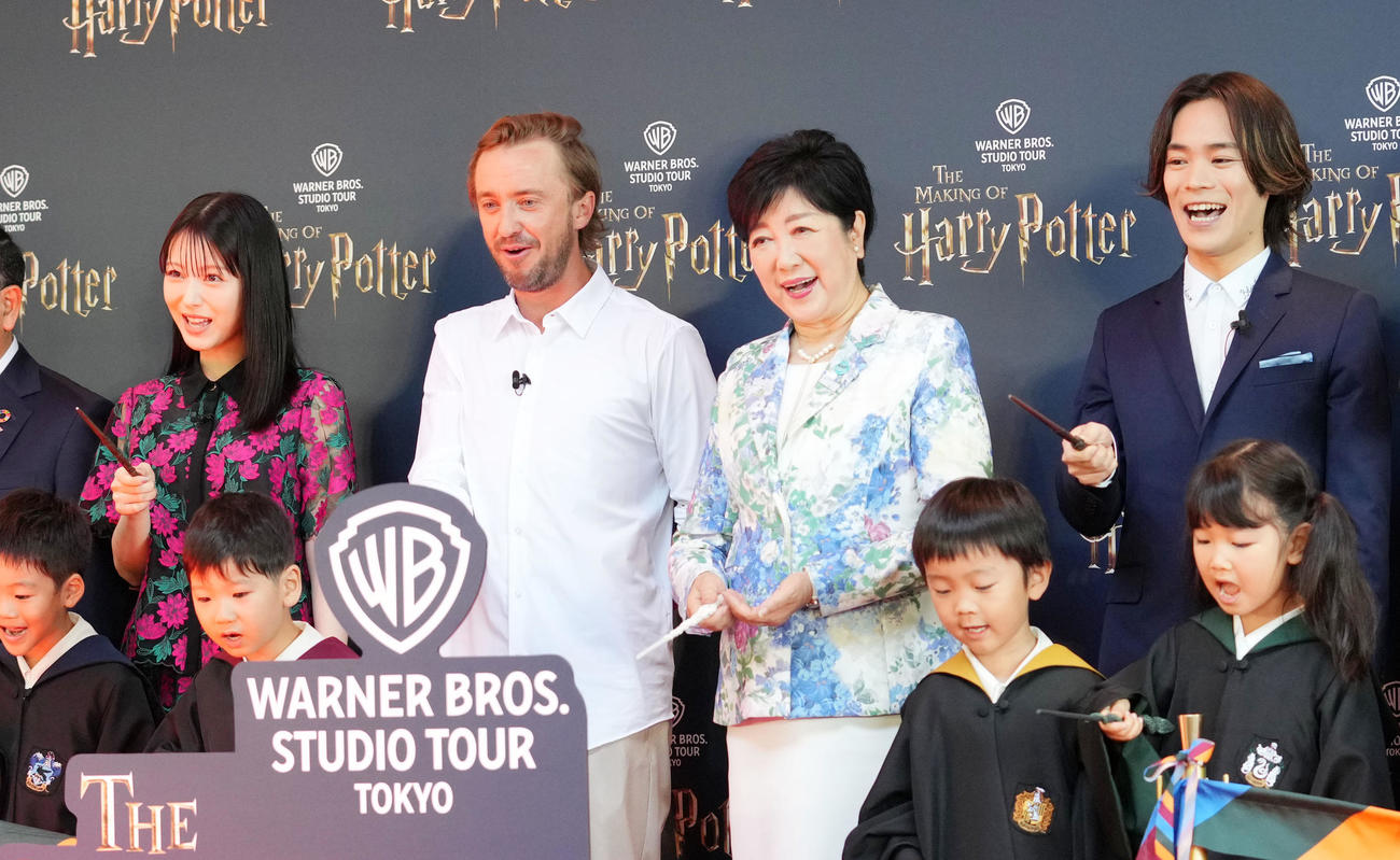 オープニングセレモニーでテープカットをする、後列左から浜辺美波、トム・フェルトン、小池百合子東京都知事、小野賢章（撮影・横山健太）