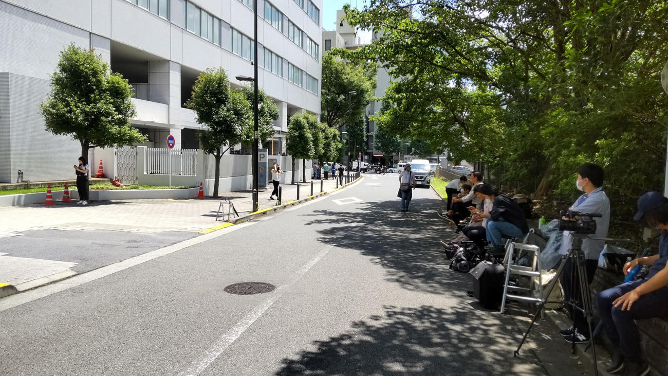 永山絢斗容疑者が留置されている原宿署の前で待つ報道陣（撮影・狩俣裕三）