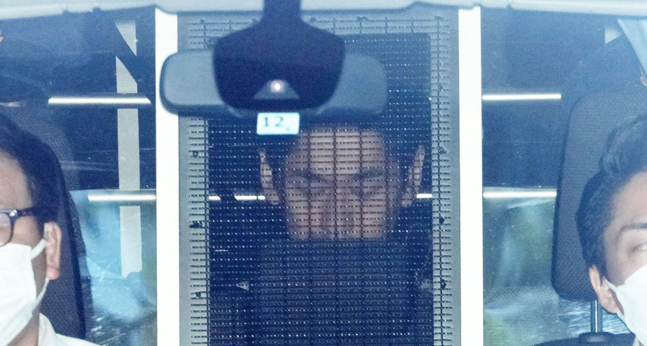 うつむきながら送検される永山絢斗容疑者（撮影・横山健太）