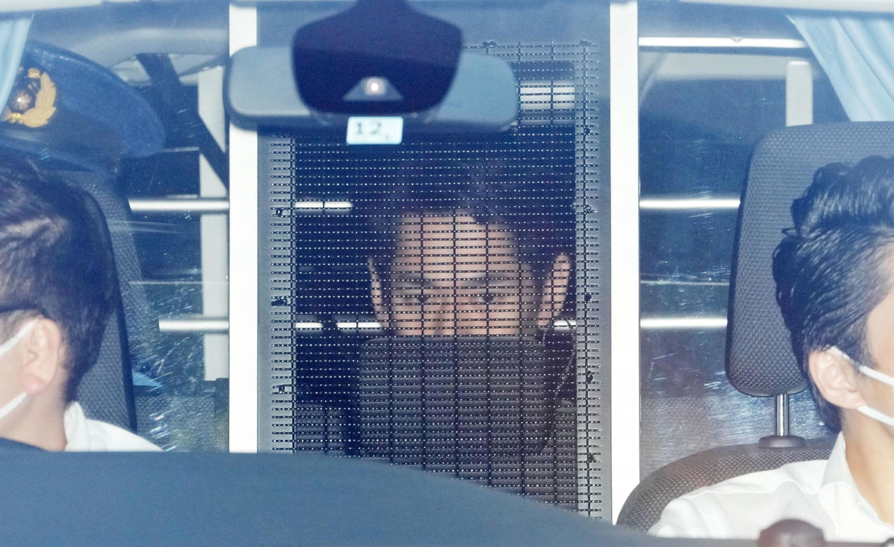 送検される永山絢斗容疑者（撮影・横山健太）