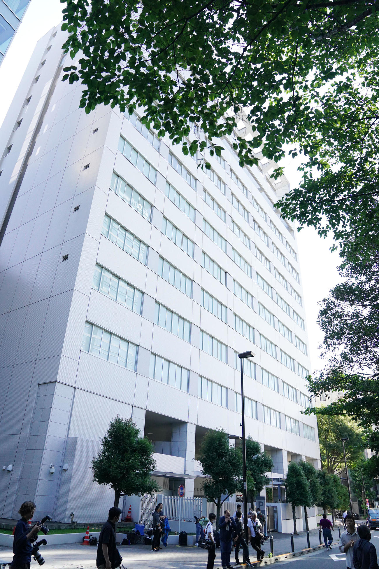 原宿署前に集まる報道陣（撮影・横山健太）