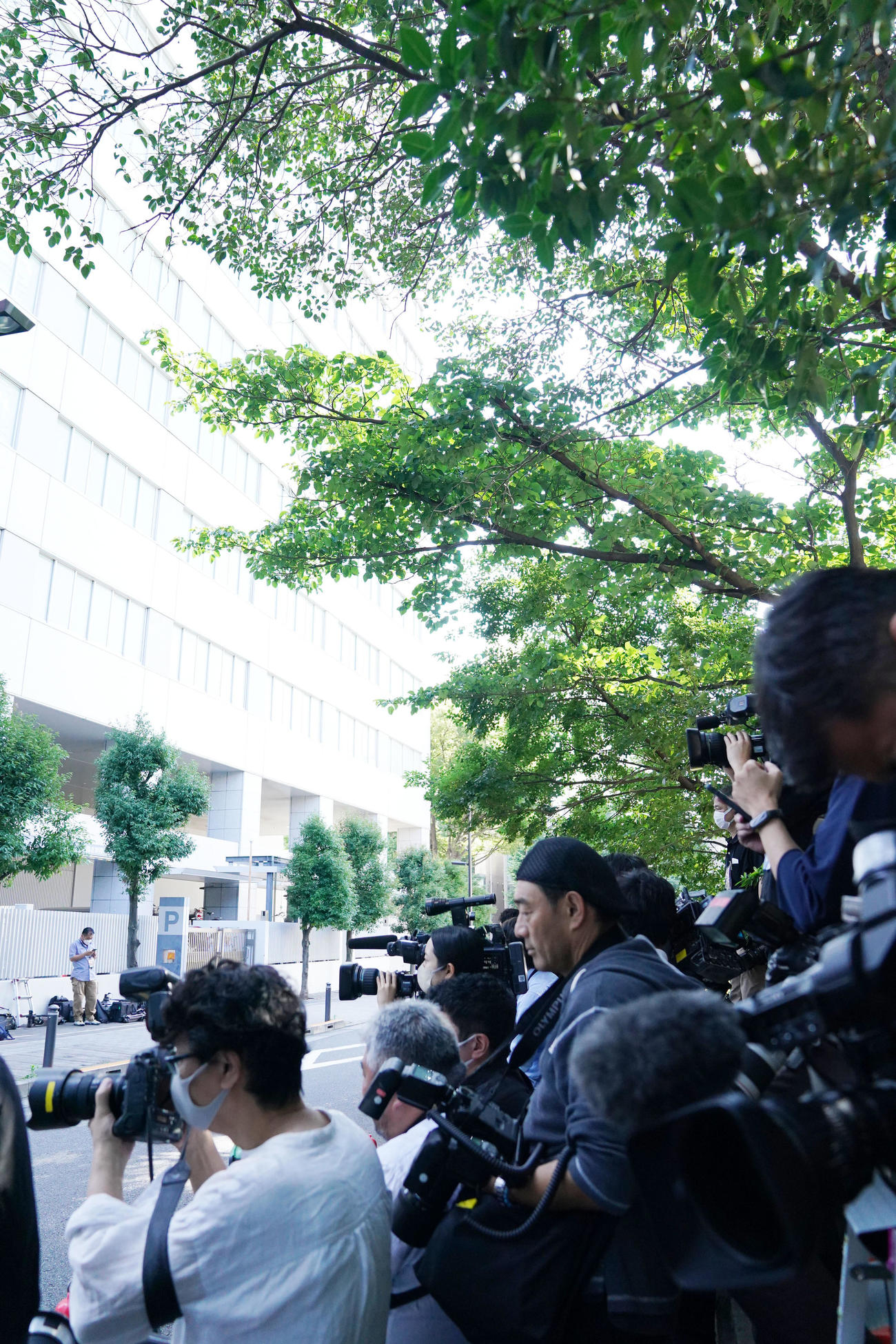 原宿署前に集まる報道陣（撮影・横山健太）