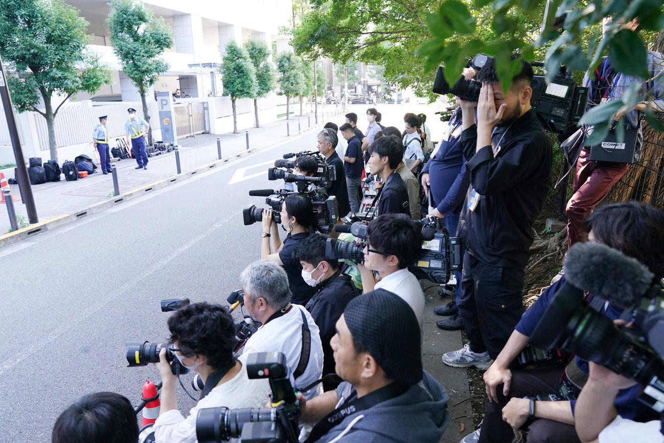 原宿署前に集まる報道陣（撮影・横山健太）