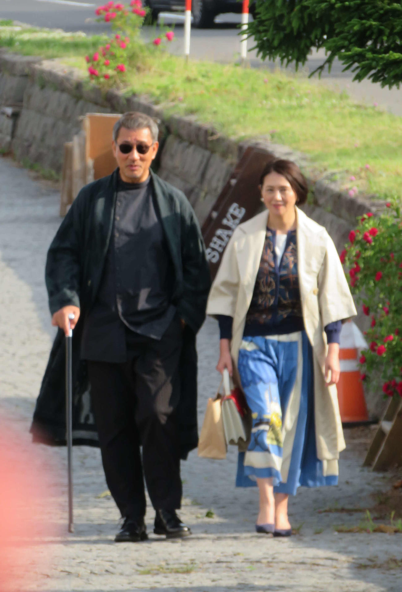 映画「海の沈黙」の撮影で小樽運河の脇を歩く、中井貴一と小泉今日子（撮影・村上幸将）