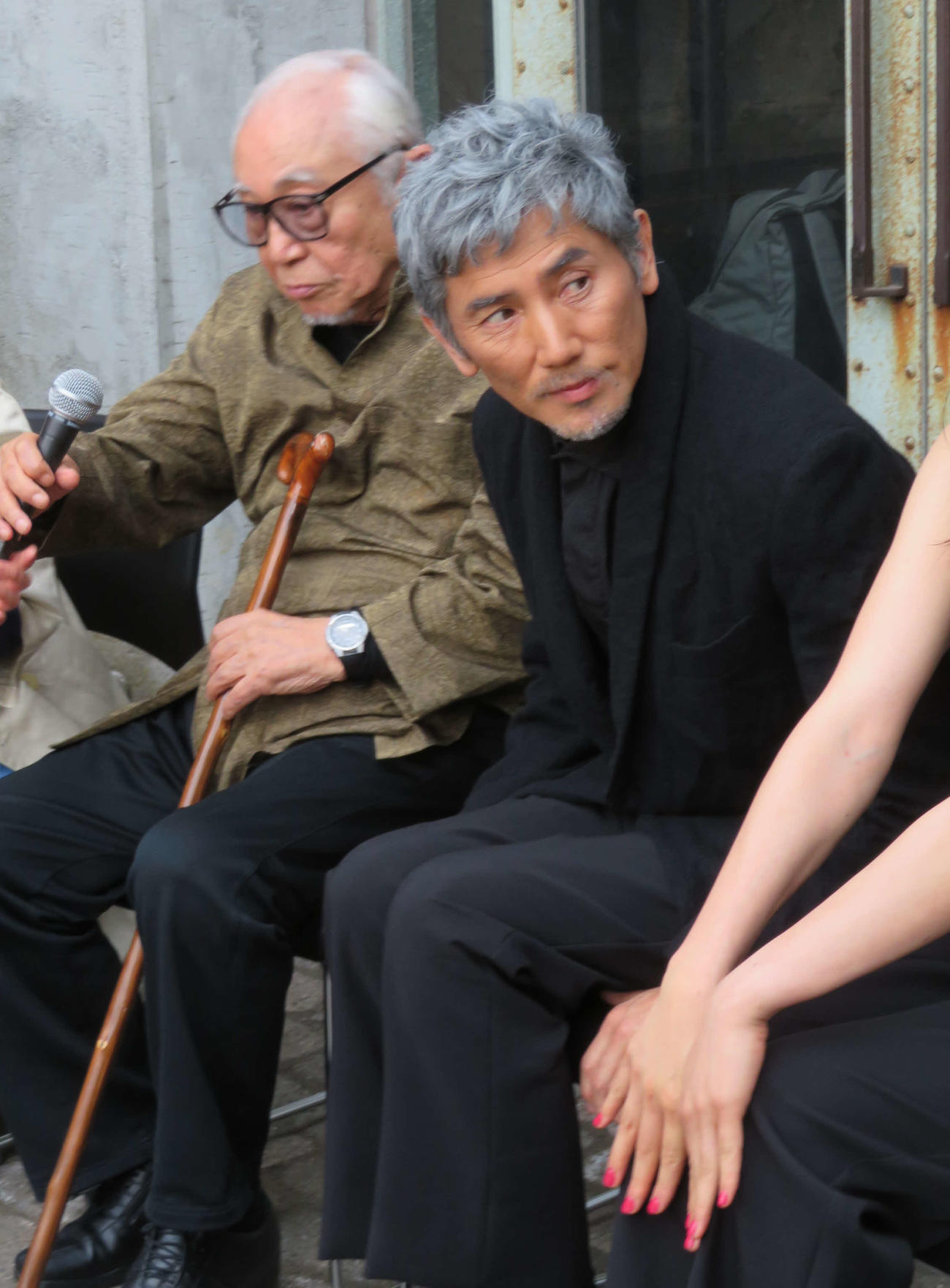 映画「海の沈黙」の撮影が行われている、北海道小樽市で製作報告会見を開いた倉本聰氏（左）と本木雅弘（撮影・村上幸将）