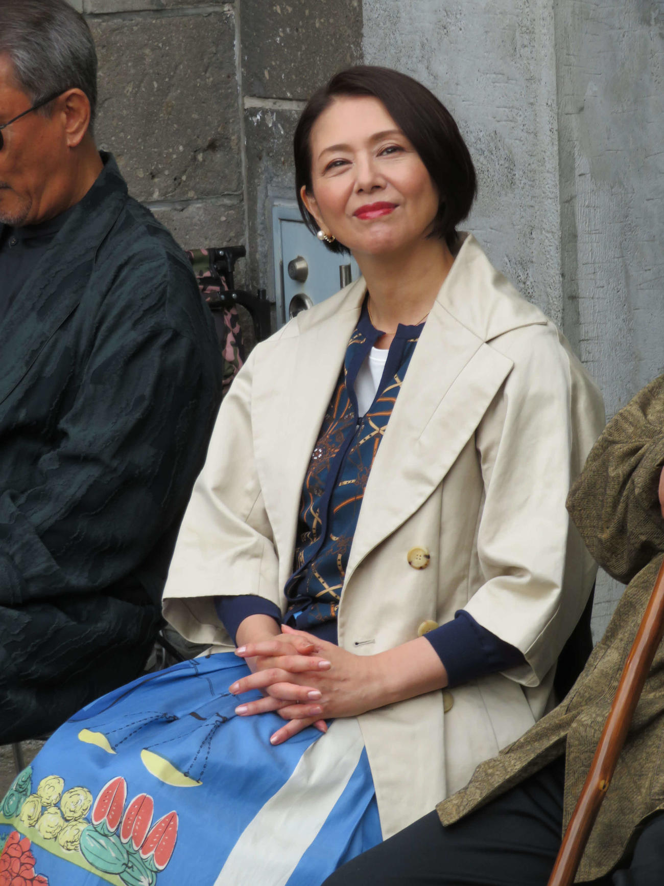 映画「海の沈黙」の撮影が行われている、北海道小樽市での製作報告会見で笑みを浮かべる小泉今日子（撮影・村上幸将）