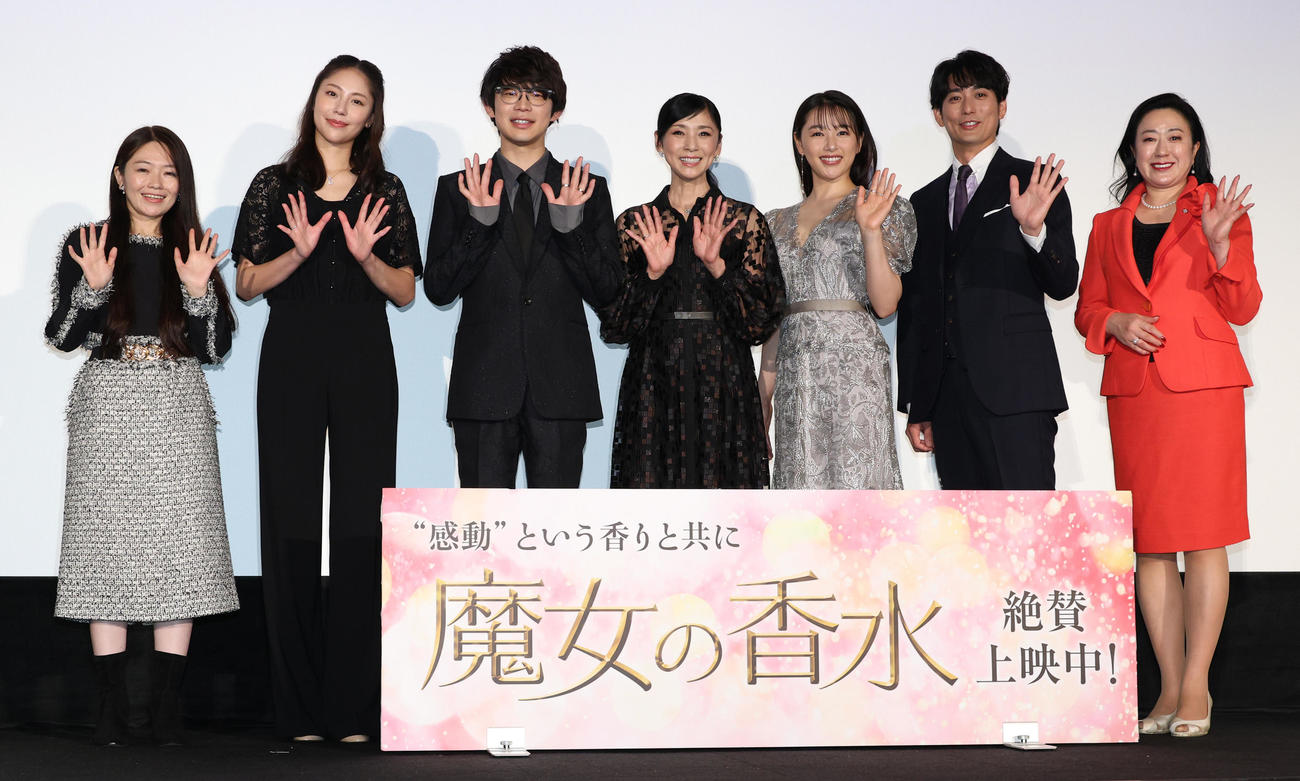 映画「魔女の香水」公開記念舞台あいさつを行った、左から宮武由衣監督、水沢エレナ、川崎鷹也、黒木瞳、桜井日奈子、平岡祐太、菅原智美氏（撮影・中島郁夫）