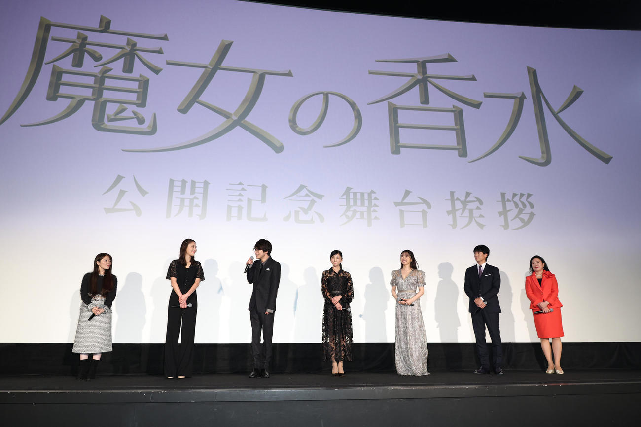映画「魔女の香水」公開記念舞台あいさつを行った、左から宮武由衣監督、水沢エレナ、川崎鷹也、黒木瞳、桜井日奈子、平岡祐太、菅原智美氏（撮影・中島郁夫）