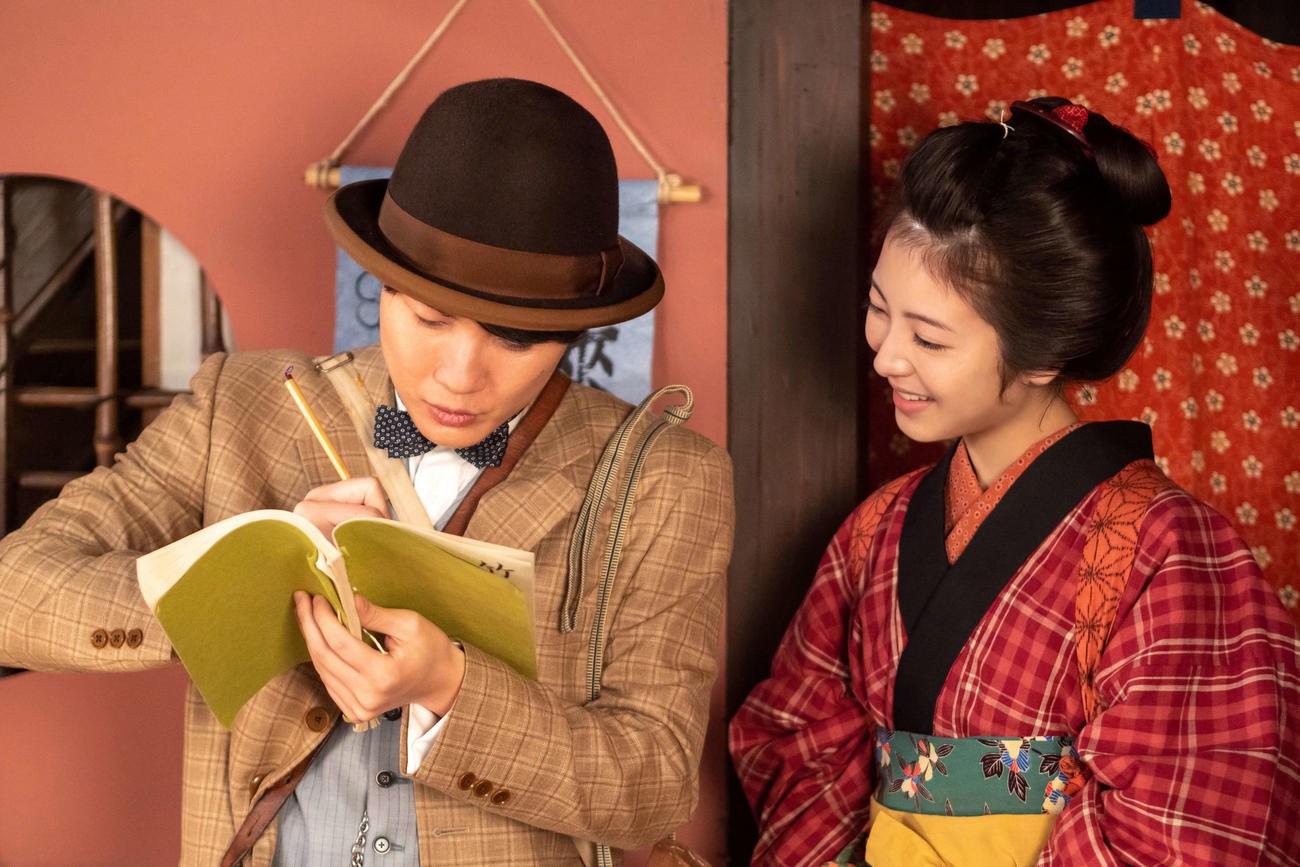 神木隆之介演じる槙野万太郎（左）と浜辺美波演じる西村寿恵子（C）NHK
