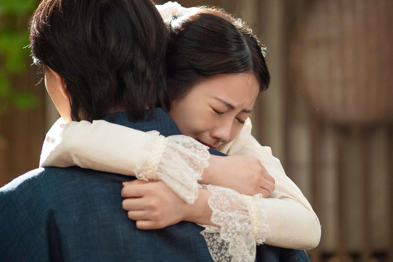 万太郎（神木隆之介）に抱きつく寿恵子（浜辺美波）（C）NHK