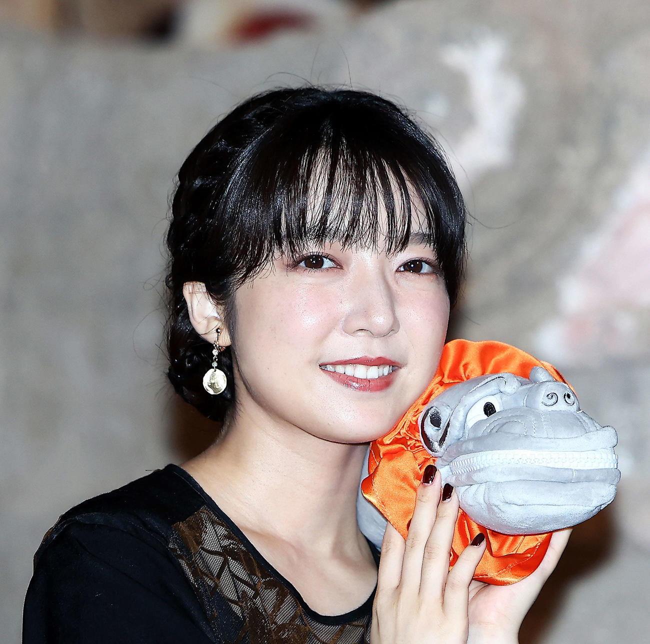 特別展「古代メキシコ－マヤ、アステカ、テオティワカン」のオリジナルグッズを手に写真に納まる上白石萌音（2023年6月15日撮影）