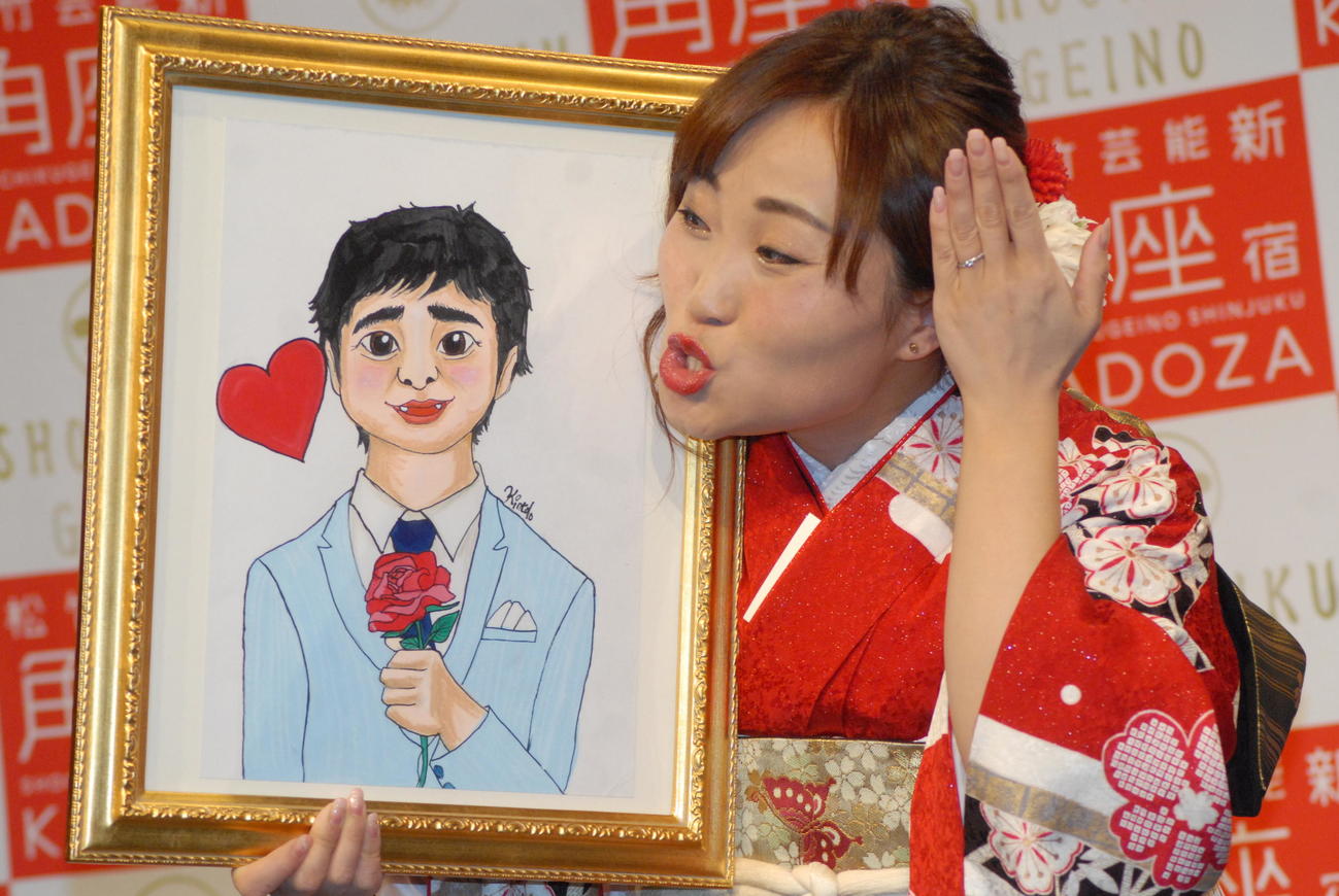 結婚会見で夫の似顔絵にキスしながら婚約指輪を披露するキンタロー。（2016年1月撮影）