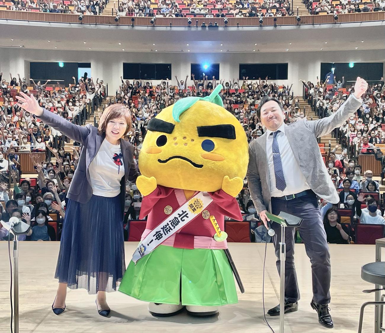 1300人の観客をバックに箕面市のキャラクター・滝ノ道ゆずる（中）とポーズをとる林真理子さん（左）と今村翔吾氏(大阪・箕面市の文化芸能劇場で)