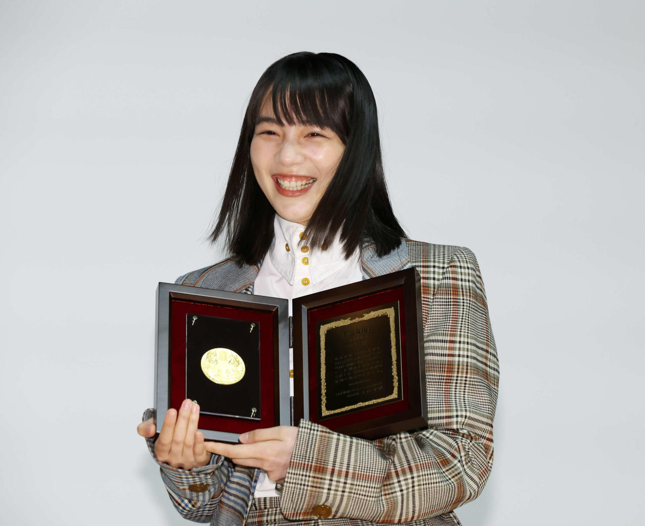 第32回日本映画プロフェッショナル大賞で主演女優賞を受賞し、笑顔を見せるのん（撮影・宮地輝）