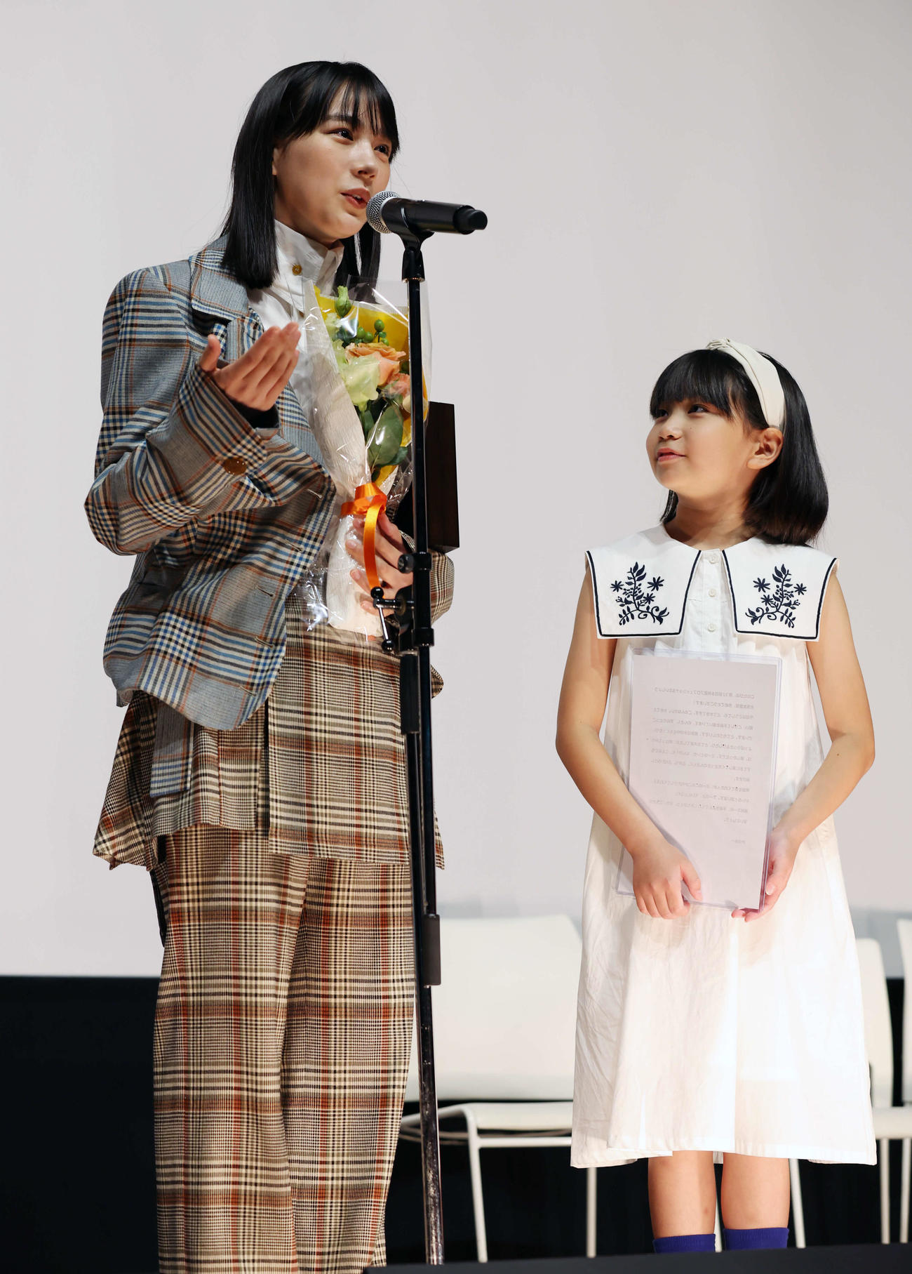 第32回日本映画プロフェッショナル大賞で主演女優賞を受賞し、話すのん。右は西村瑞季（撮影・宮地輝）