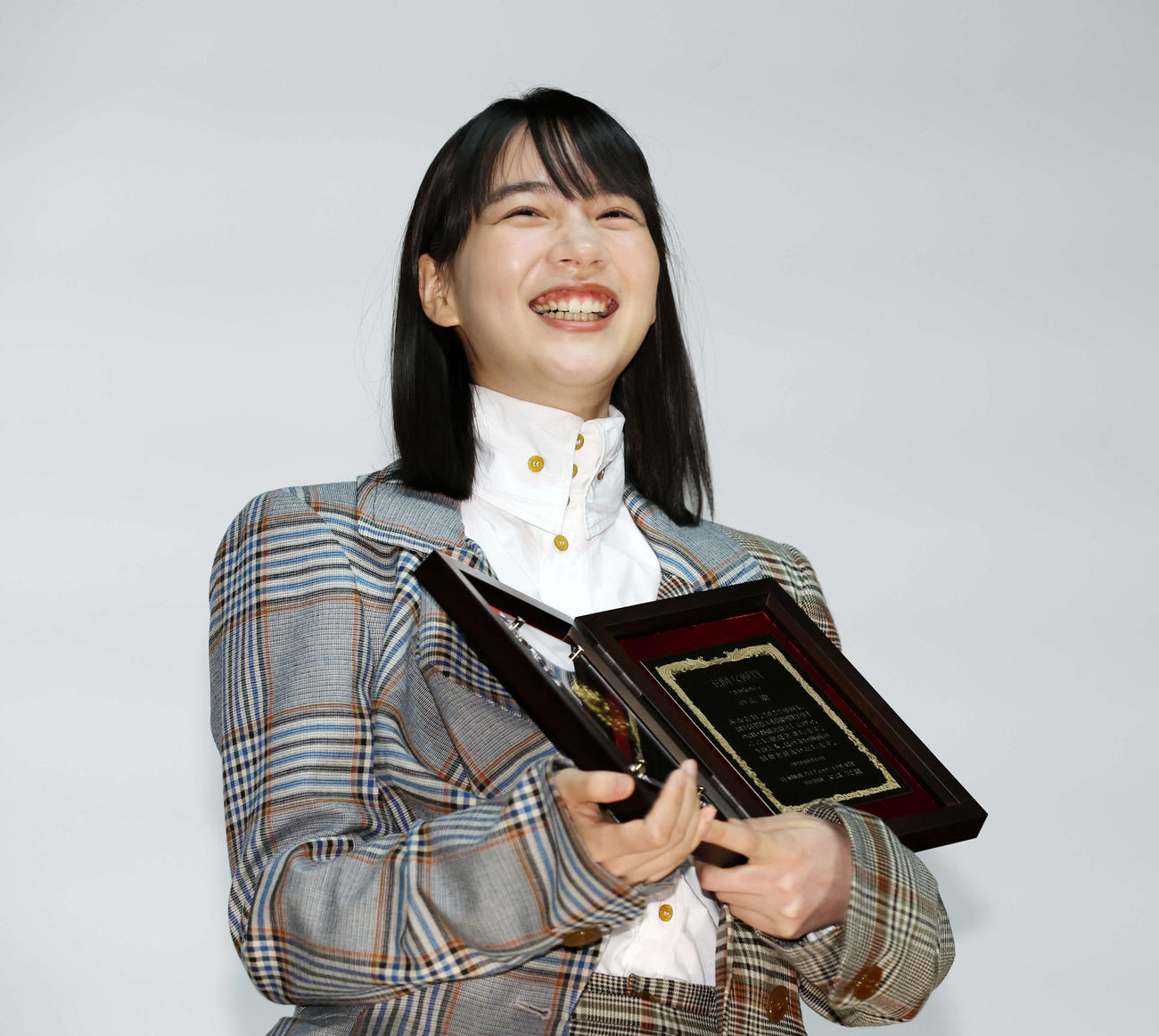 第32回日本映画プロフェッショナル大賞で主演女優賞を受賞し、笑顔を見せるのん（撮影・宮地輝）