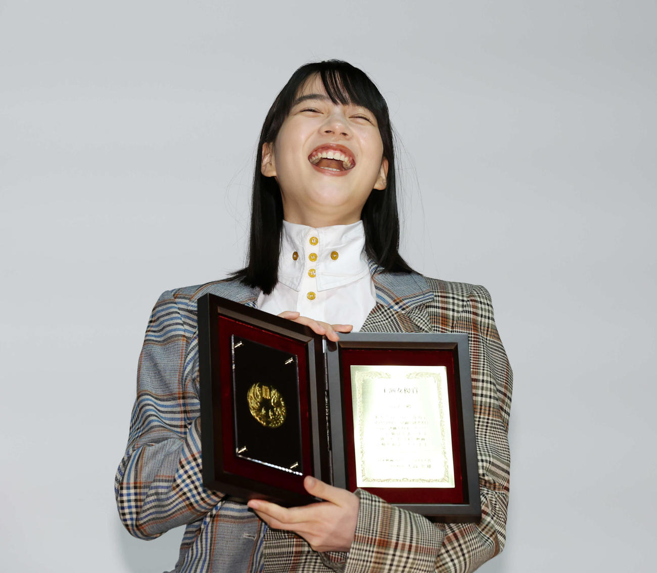 第32回日本映画プロフェッショナル大賞で主演女優賞を受賞し、笑顔を見せるのん（撮影・宮地輝）