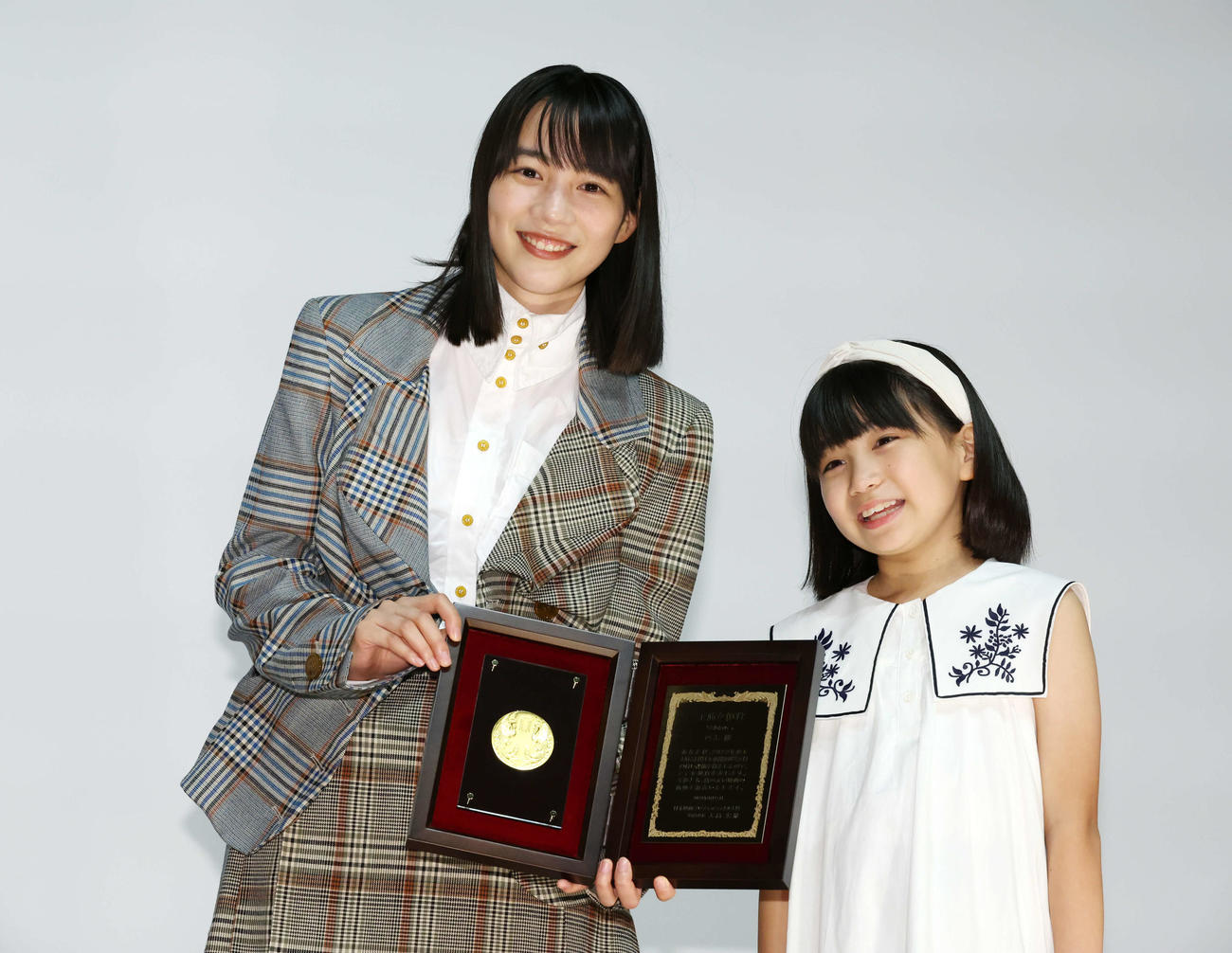 第32回日本映画プロフェッショナル大賞で西村瑞季（右）と笑顔で記念撮影する主演女優賞を受賞したのん（撮影・宮地輝）