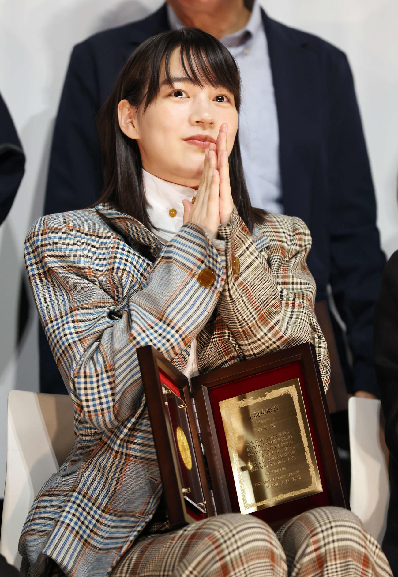 第32回日本映画プロフェッショナル大賞で主演女優賞を受賞し、笑顔で拍手するのん（撮影・宮地輝）