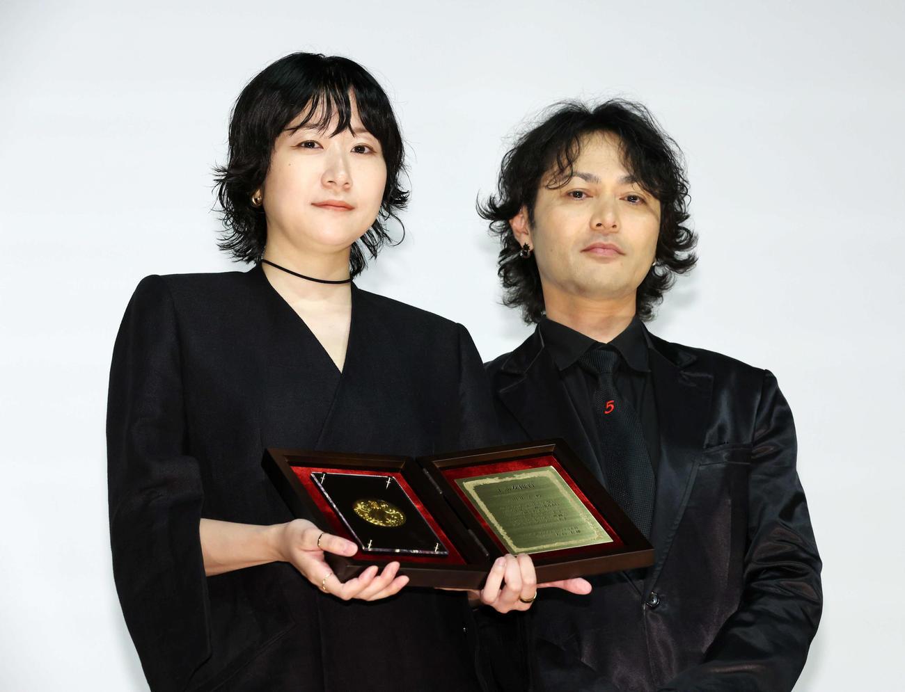 第32回日本映画プロフェッショナル大賞で原田喧太（右）と記念撮影する主演女優賞を受賞した影山祐子（撮影・宮地輝）