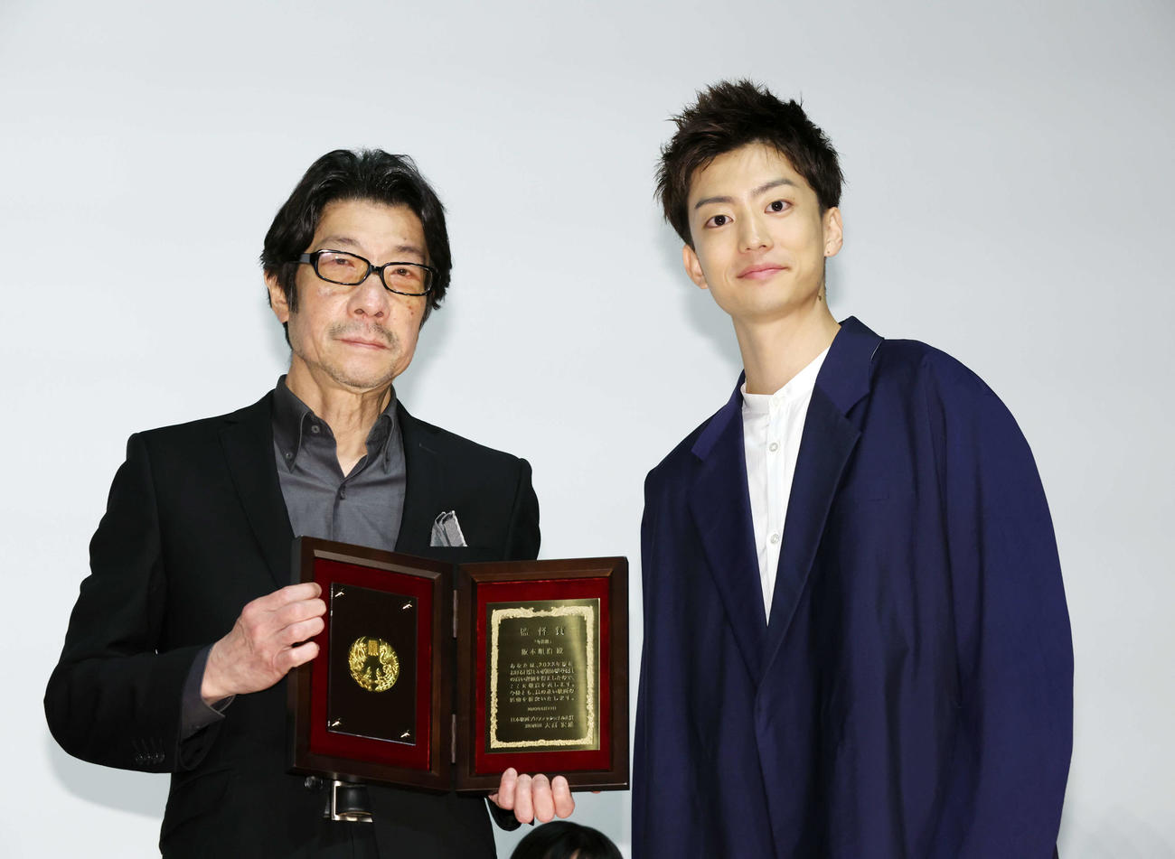 第32回日本映画プロフェッショナル大賞で記念撮影する監督賞を受賞した阪本順治監督（左）と伊藤健太郎（撮影・宮地輝）