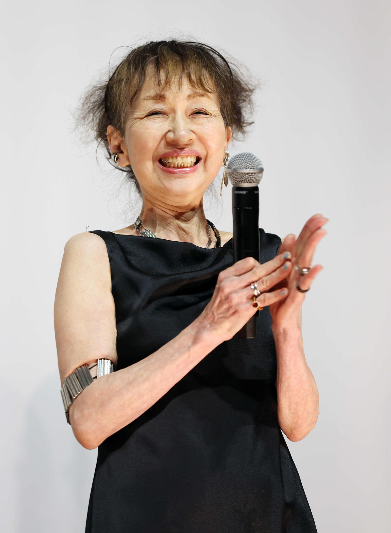 第32回日本映画プロフェッショナル大賞に登壇し、笑顔を見せる大杉弘美氏（撮影・宮地輝）
