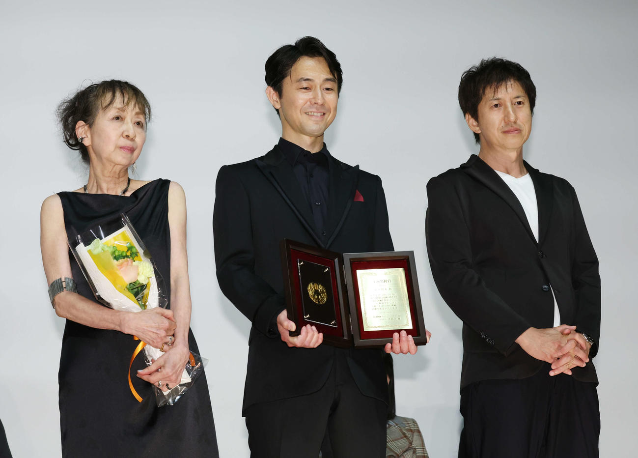 第32回日本映画プロフェッショナル大賞で大杉弘美氏（左）と佐向大監督（右）と記念撮影する主演男優賞を受賞した足立智充（撮影・宮地輝）