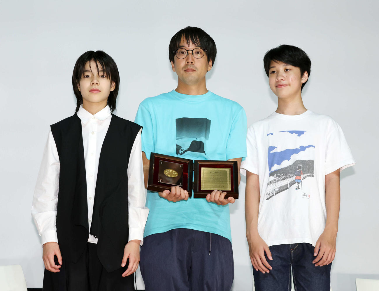 第32回日本映画プロフェッショナル大賞で大沢一菜（左）と大関悠士（右）と記念撮影する新人監督賞を受賞した森井勇佑監督（撮影・宮地輝）