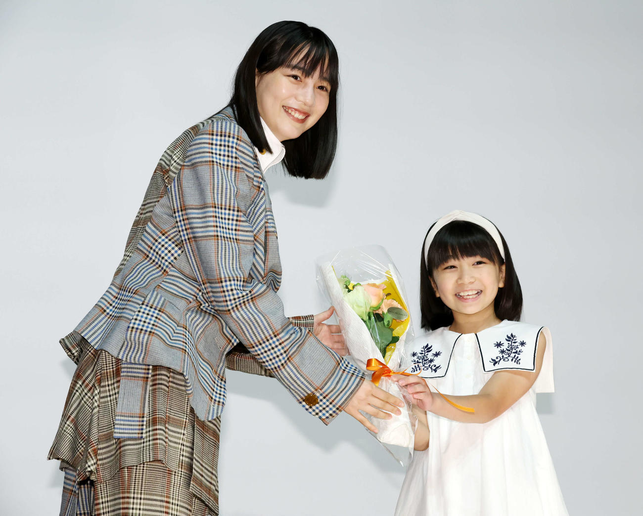 第32回日本映画プロフェッショナル大賞で西村瑞季（右）から花束を受け取り笑顔の主演女優賞を受賞したのん（撮影・宮地輝）