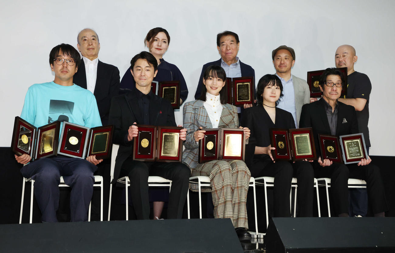 第32回日本映画プロフェッショナル大賞で記念撮影する受賞者、前列左から森井勇佑監督、足立智充、のん、影山祐子、阪本順治監督、後列左から大高宏雄氏、川和田恵真監督、木全純治氏、白石和彌監督、高田亮氏（撮影・宮地輝）