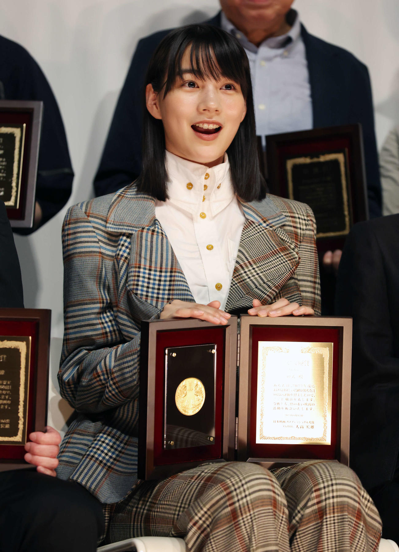 第32回日本映画プロフェッショナル大賞で主演女優賞を受賞し、笑顔を見せるのん（撮影・宮地輝）