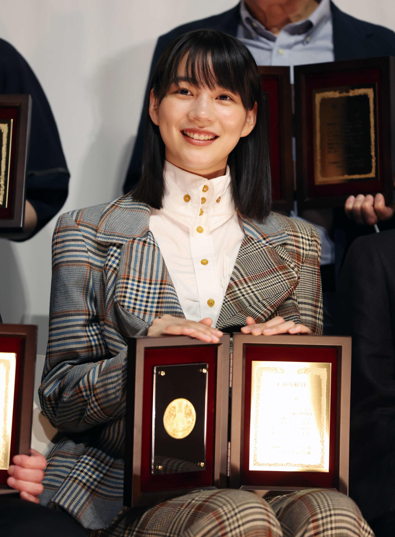 第32回日本映画プロフェッショナル大賞で主演女優賞を受賞し、笑顔を見せるのん（撮影・宮地輝）