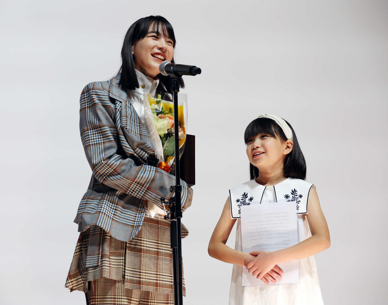第32回日本映画プロフェッショナル大賞で主演女優賞を受賞し、笑顔で話すのん。右は西村瑞季（撮影・宮地輝）