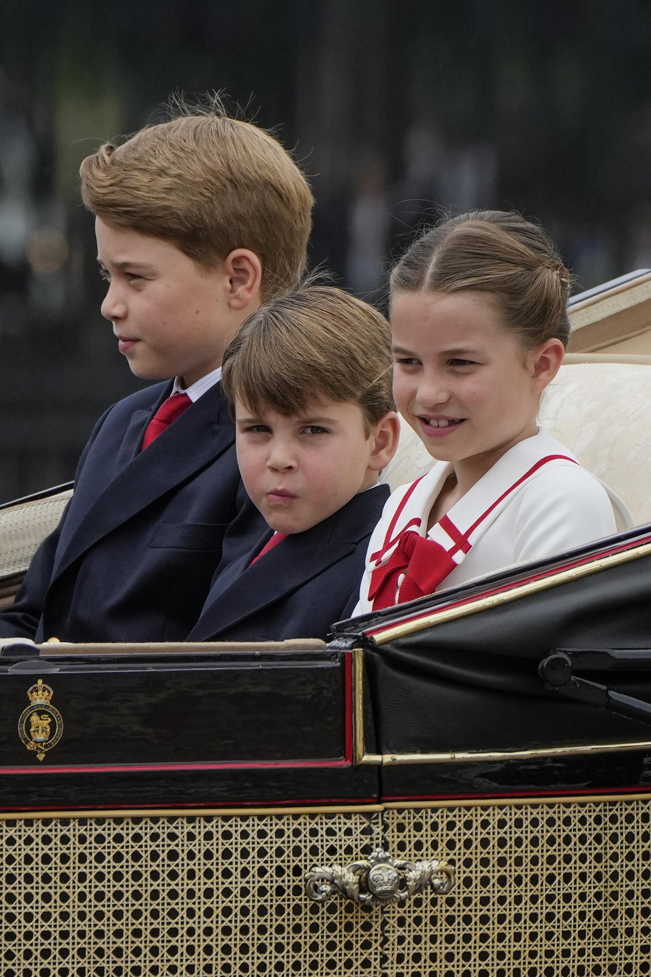 ほほ笑むシャーロット王女。奥はルイ王子とジョージ王子（AP)