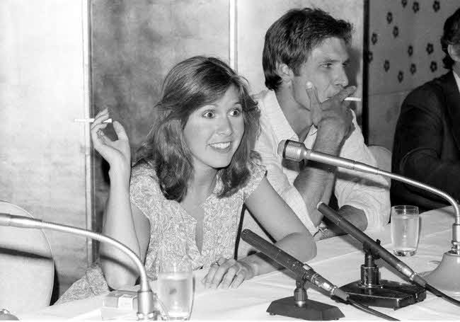 1978年　スター・ウォーズの公開を前に来日会見を行う当時21歳のキャリー・フィッシャーさん、右はハリソン・フォード