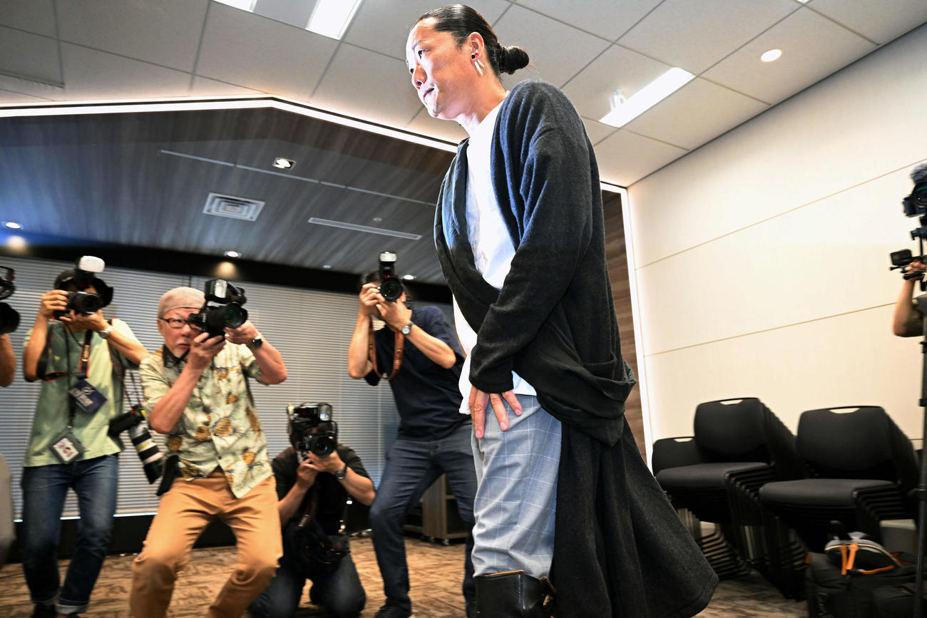 会見場に入るキャンドル・ジュン氏（撮影・滝沢徹郎）