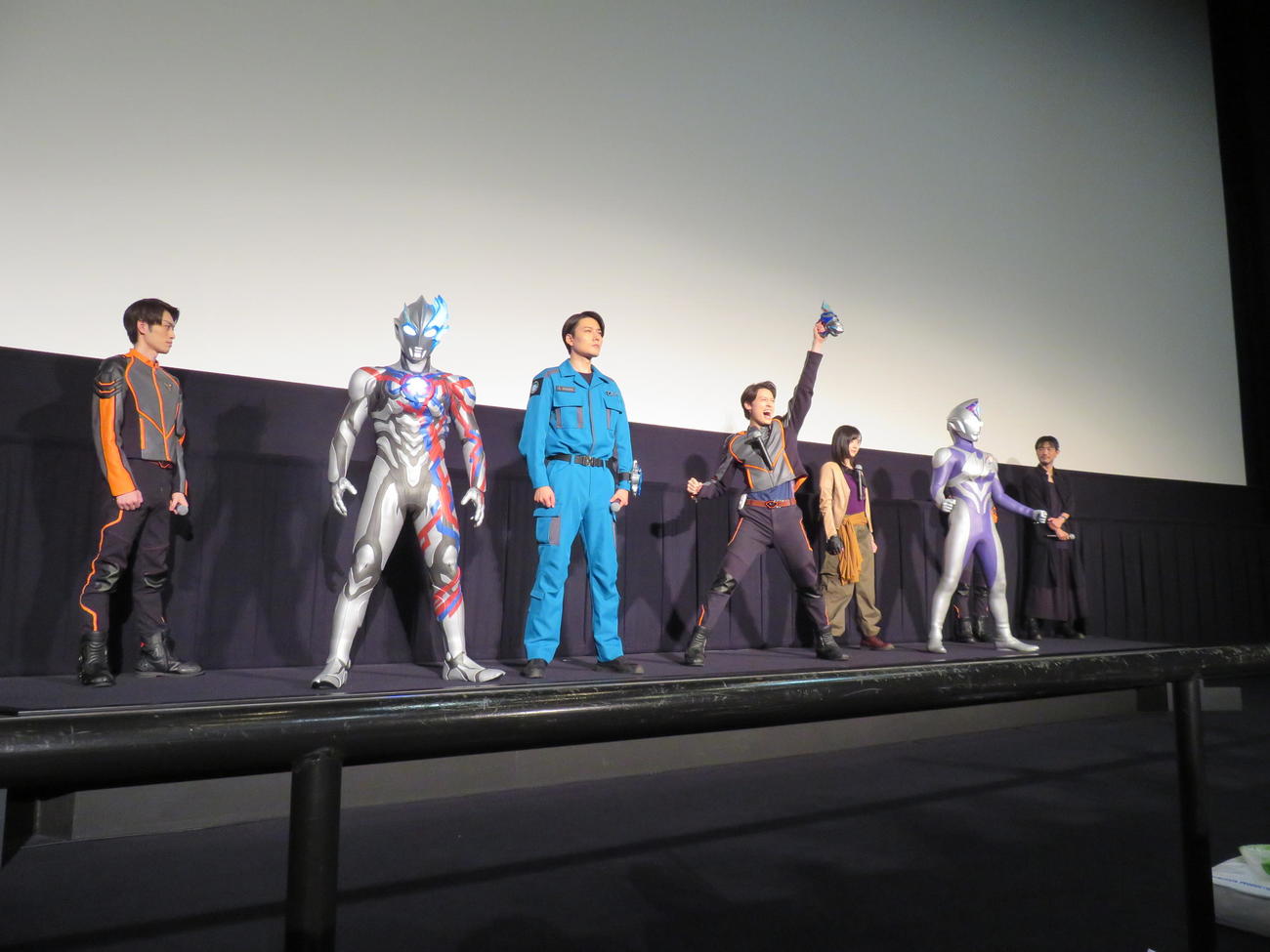 「ウルトラマンデッカー最終章　旅立ちの彼方へ」グランドフィナーレ舞台あいさつ。デッカーを呼び込む松本大輝（中央）