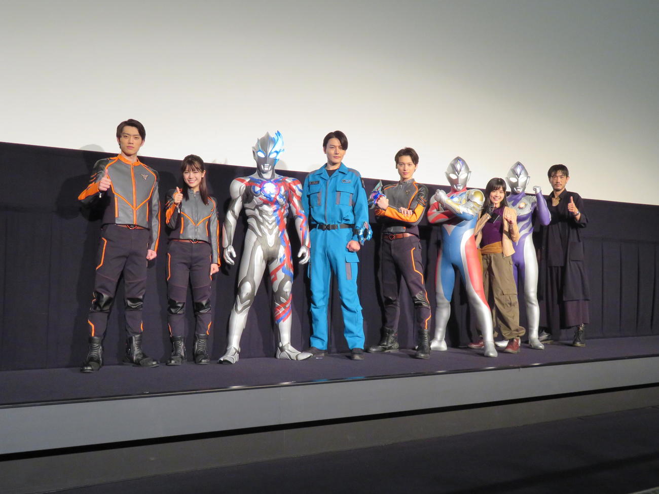 「ウルトラマンデッカー最終章　旅立ちの彼方へ」グランドフィナーレ舞台あいさつ。左から大地伸永、村山優香、ブレーザー、蕨野友也、松本大輝、デッカー、中村加弥乃、ディナス、谷口賢志