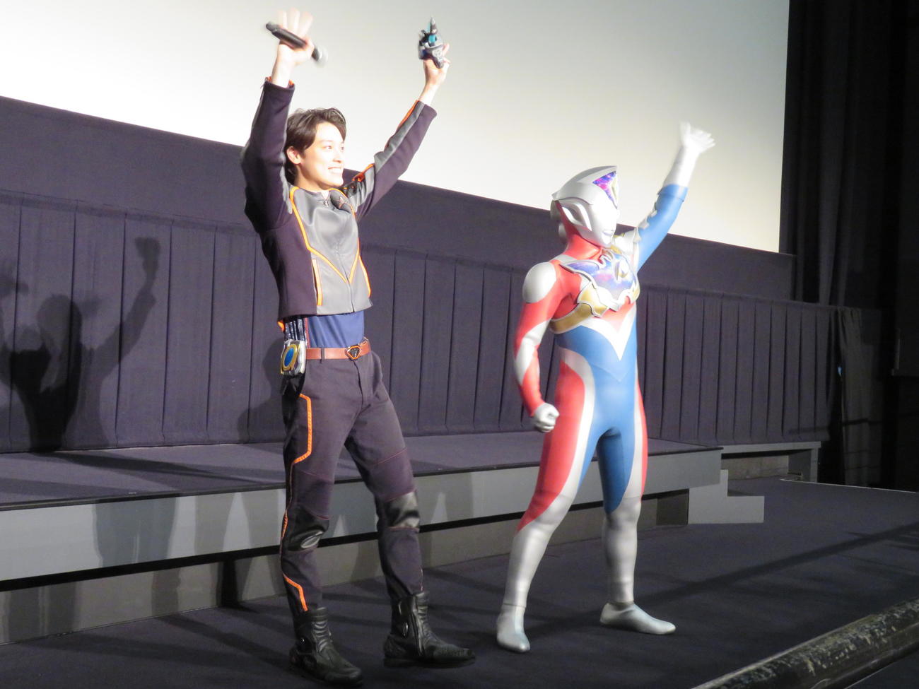 「ウルトラマンデッカー最終章　旅立ちの彼方へ」グランドフィナーレ舞台あいさつ。手を振り最後の挨拶を行う松本大輝とウルトラマンデッカー