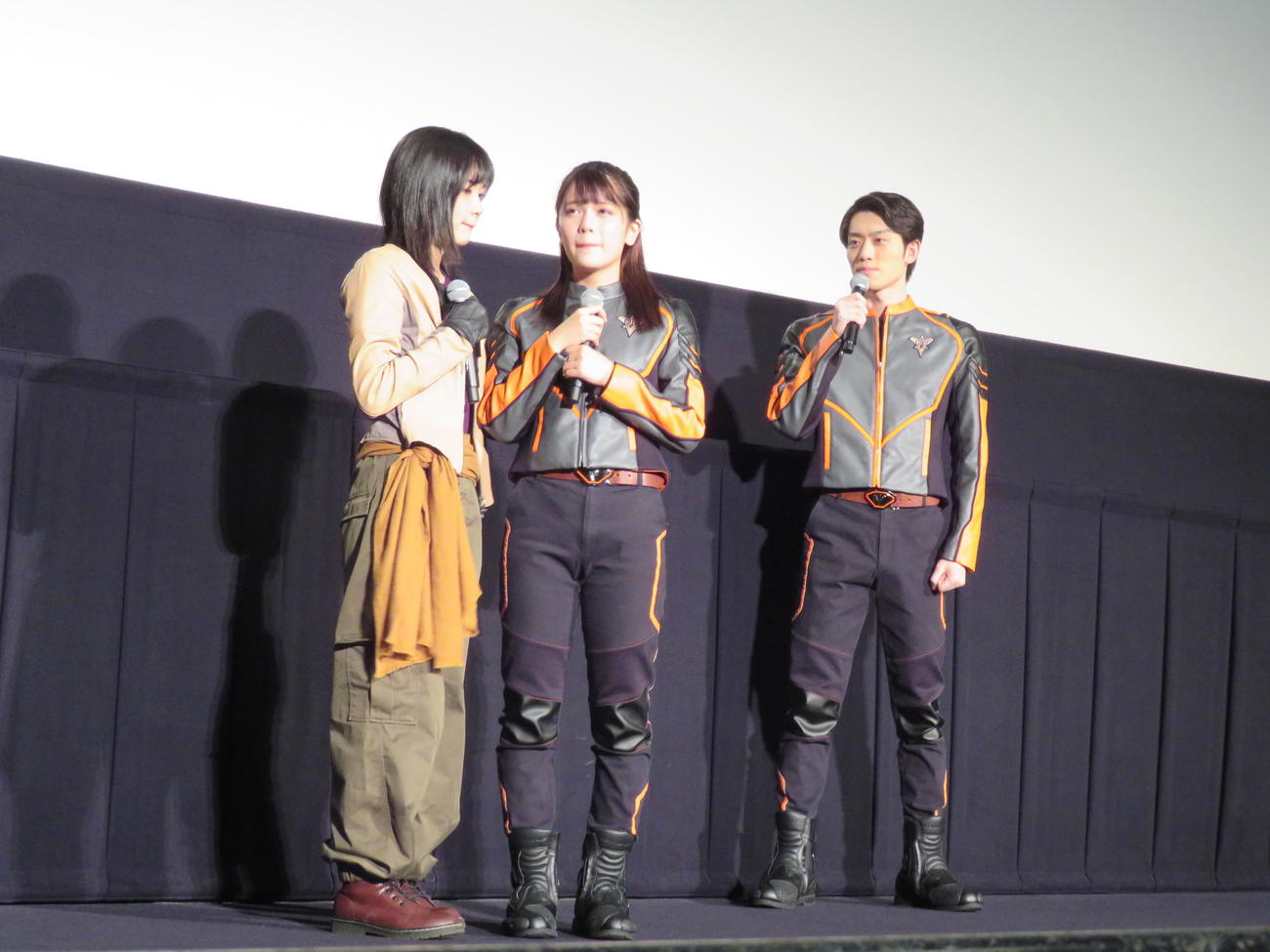 「ウルトラマンデッカー最終章　旅立ちの彼方へ」グランドフィナーレ舞台あいさつ。再現シーンで涙する中村加弥乃（左）と、村山優香、大地伸永