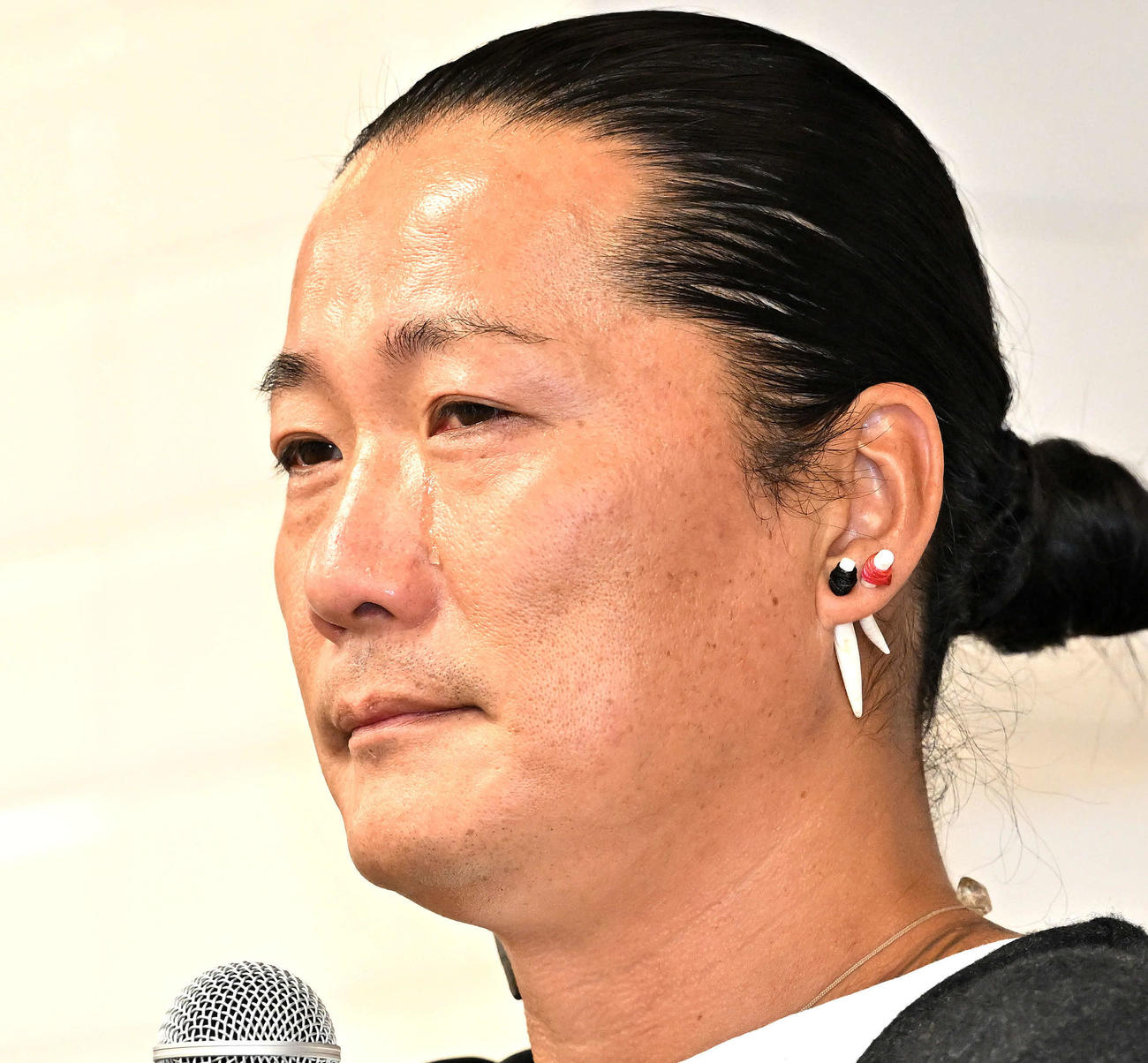 会見で涙を流すキャンドル・ジュン氏（撮影・滝沢徹郎）